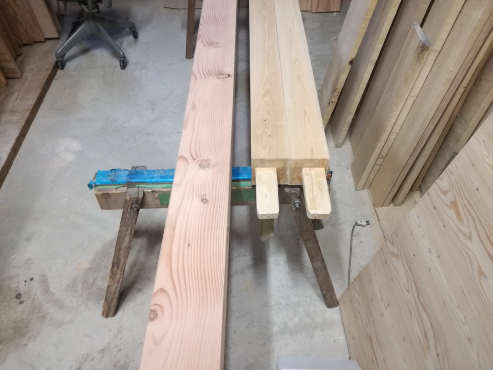 玄関庇の構造材を加工しています。