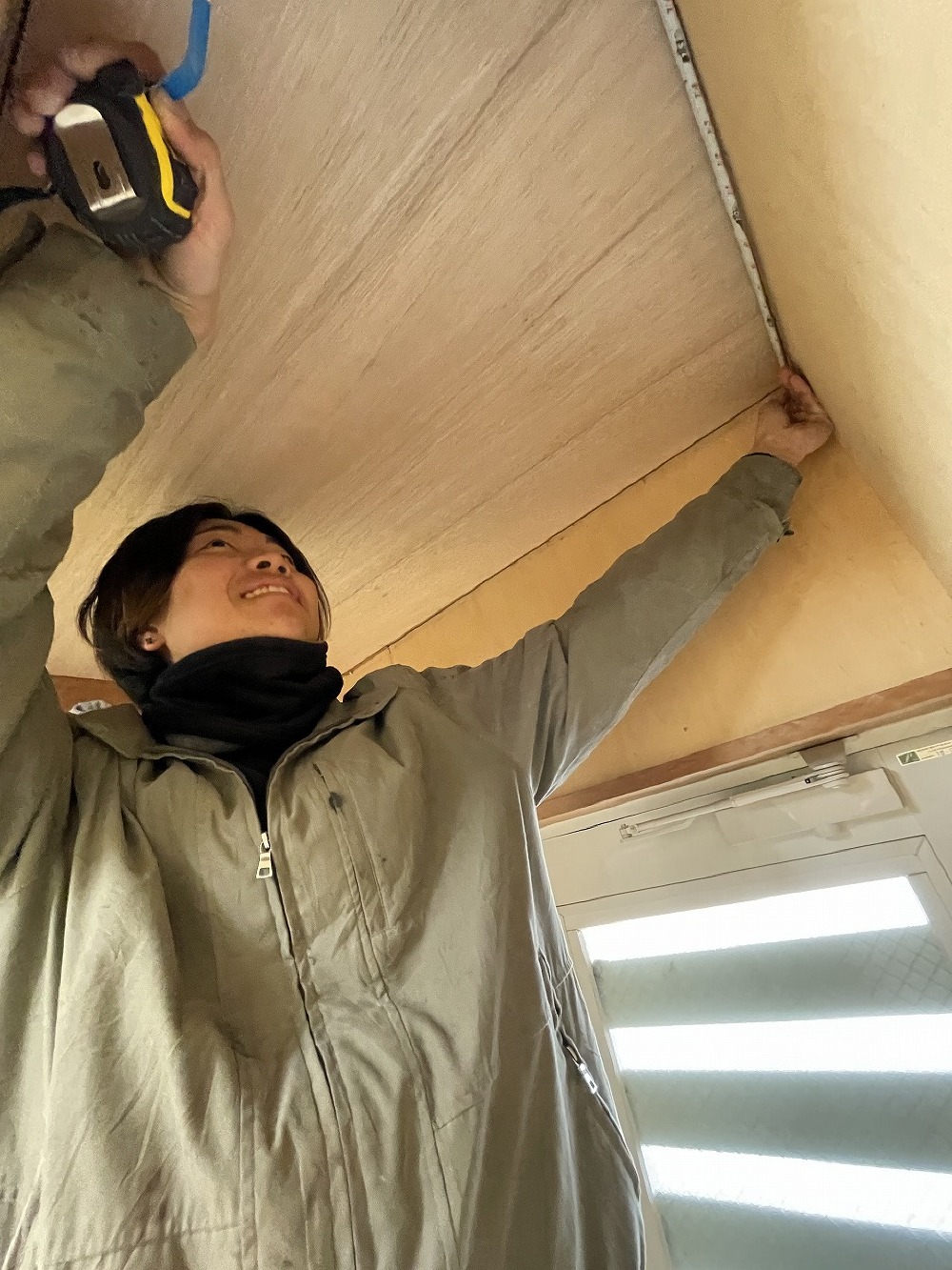 （天白区K様邸）建具切込完了し、 最終の廻縁を取付ける颯太君。  明日は、塗装工事です（白井）