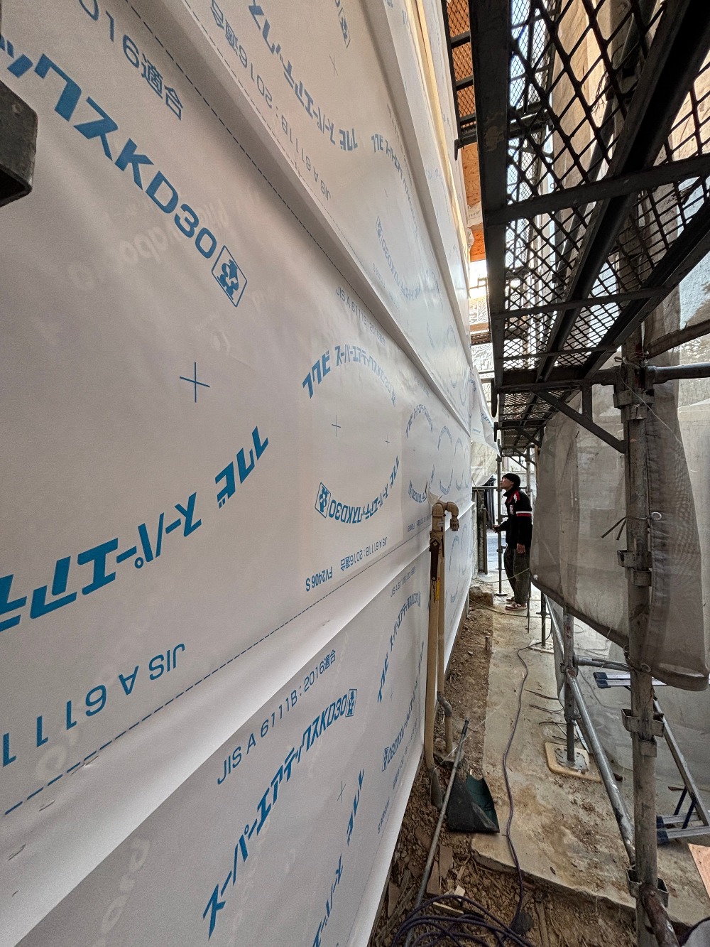 下地～断熱施工～透湿シートの順番で施工していく