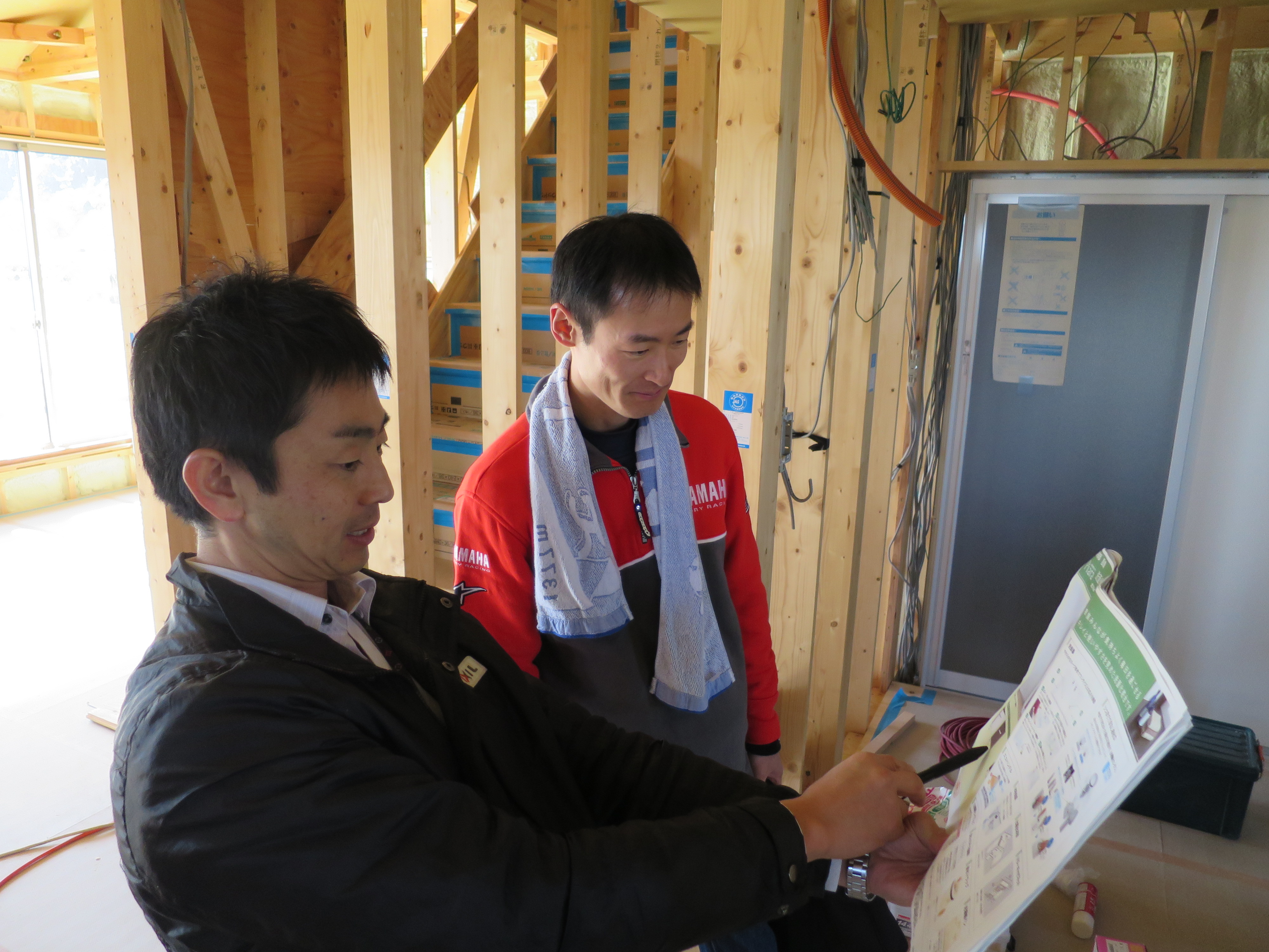 住設の打合せをする、施主の村瀬さんとインテルグローの竹安君。