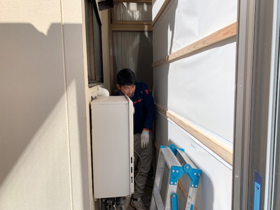  狭いところで頑張る、新婚山ちゃん
