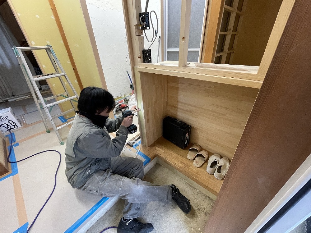 （天白区K様邸）パイン材で造作下足入製作中の颯太君。 綺麗に納まりました（白井）