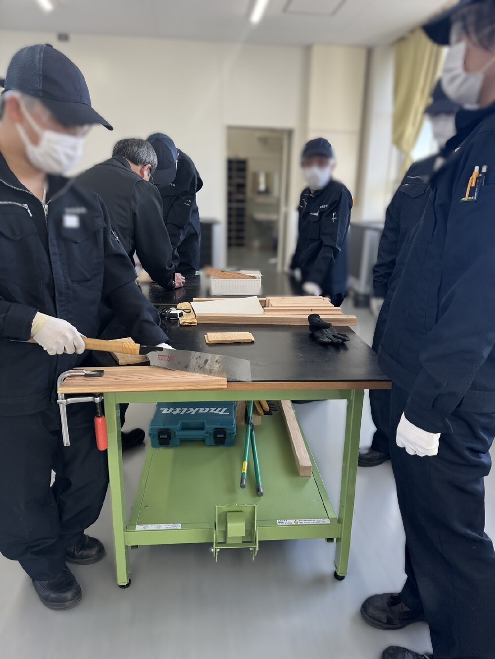 協力しながら棚づくりに挑戦