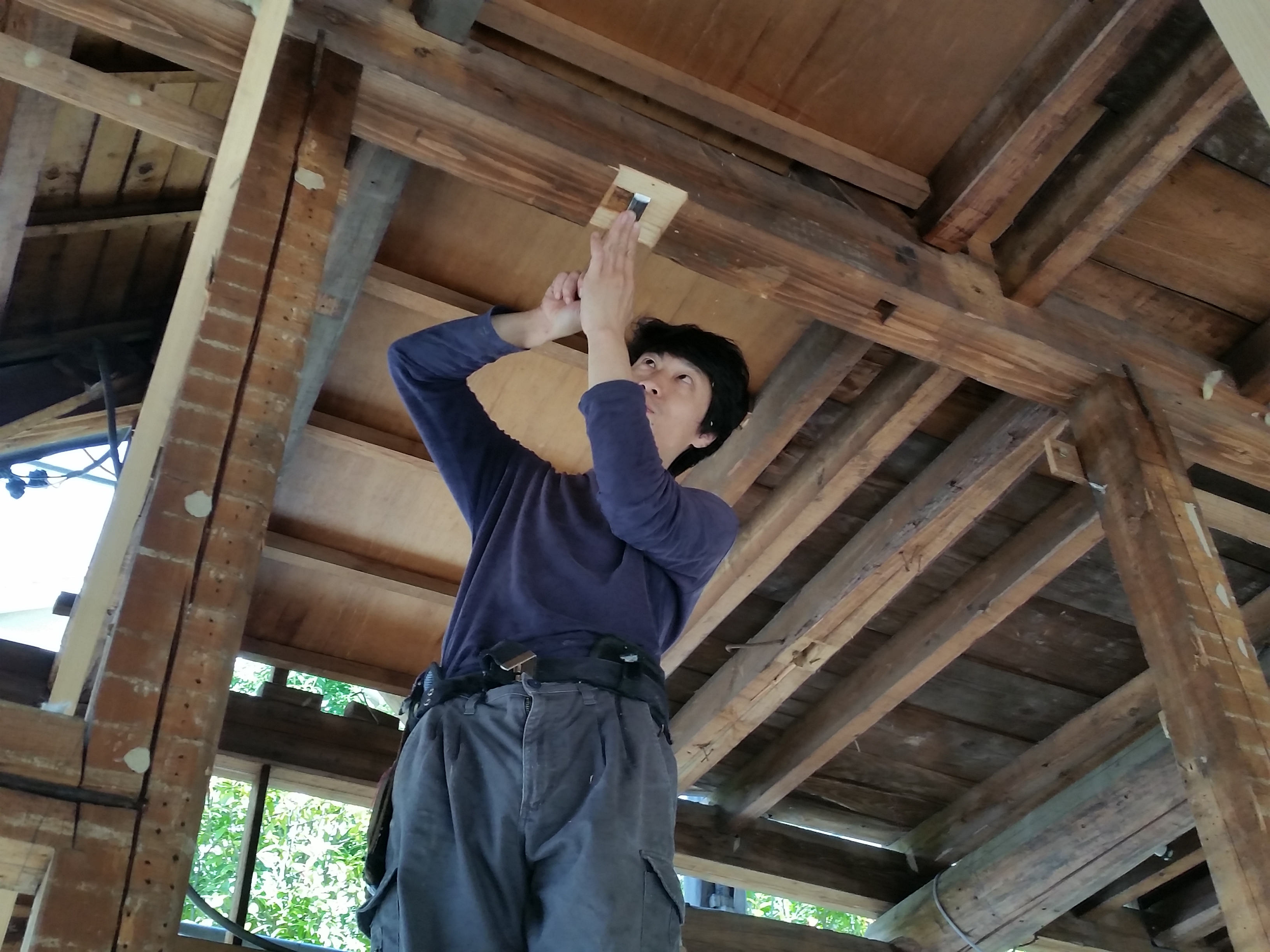 中川です、補強柱を入れる準備中の寺西くん。