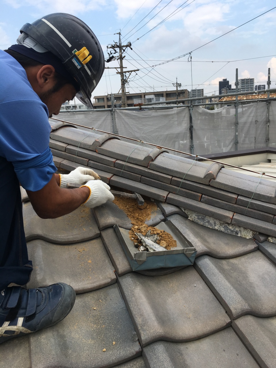 既設の古い漆喰を撤去してから、新しい漆喰を施工します。