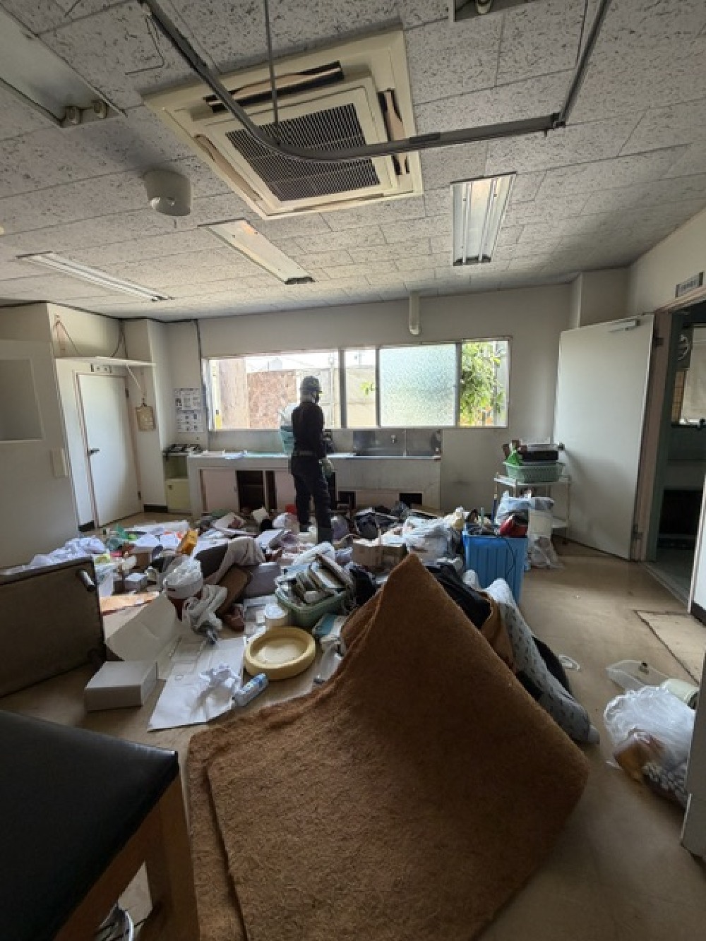 騒音、埃等が極力少なくなるように、しっかりと足場を組んでいます 内部では、粗大ゴミなどを片付けています
