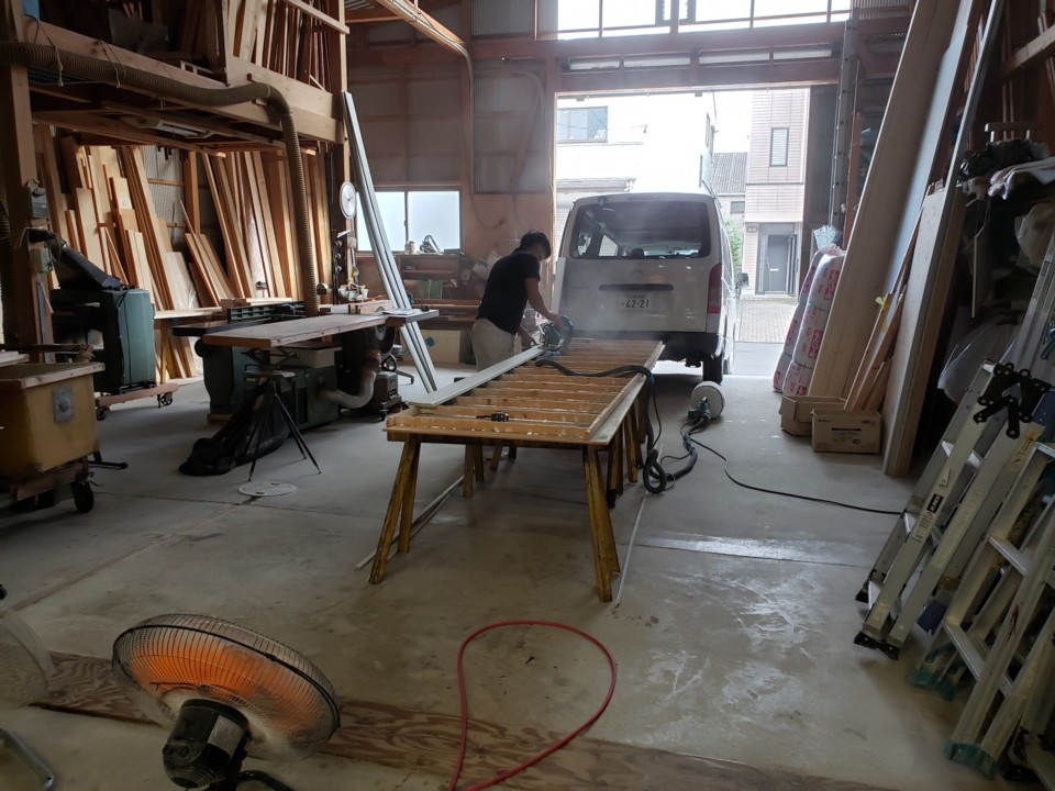 工場で作業です。