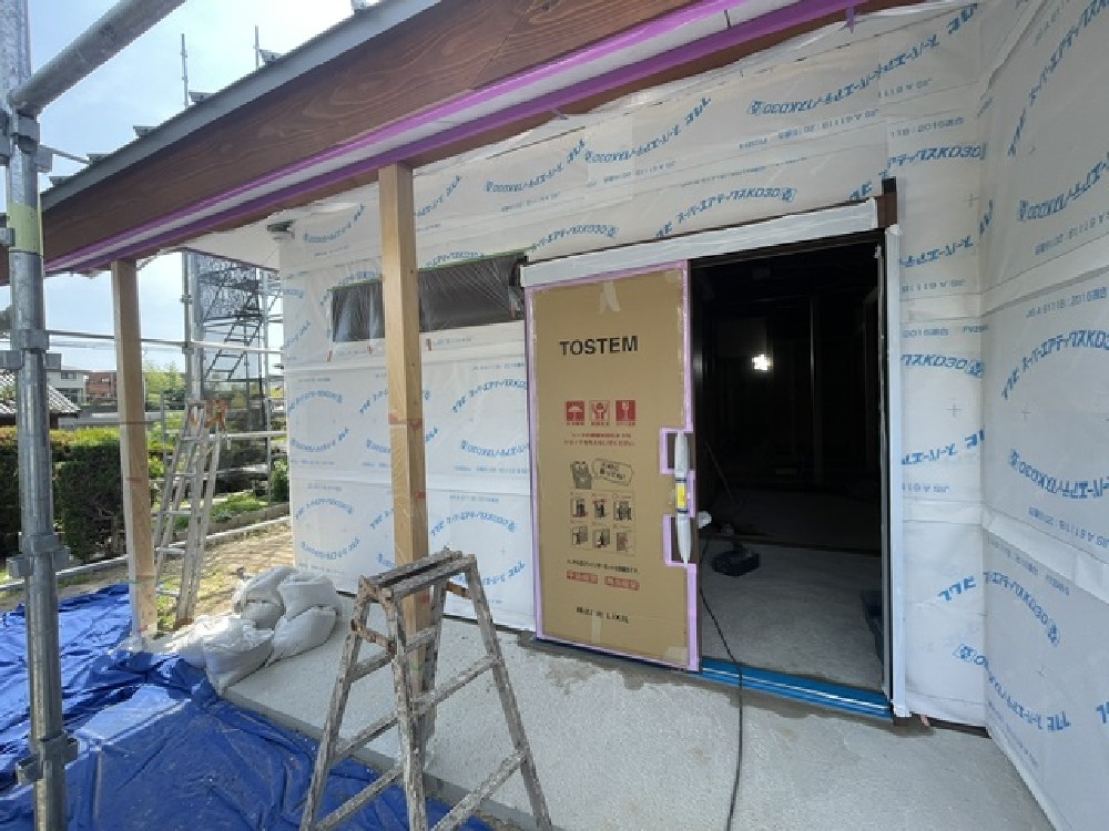 玄関サッシの取付が完了しました
