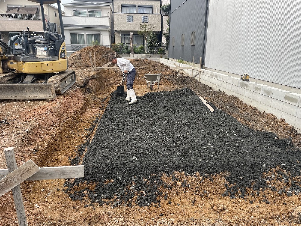 基礎工事開始です。  いつもの増山さん、よろしくお願いします（白井）