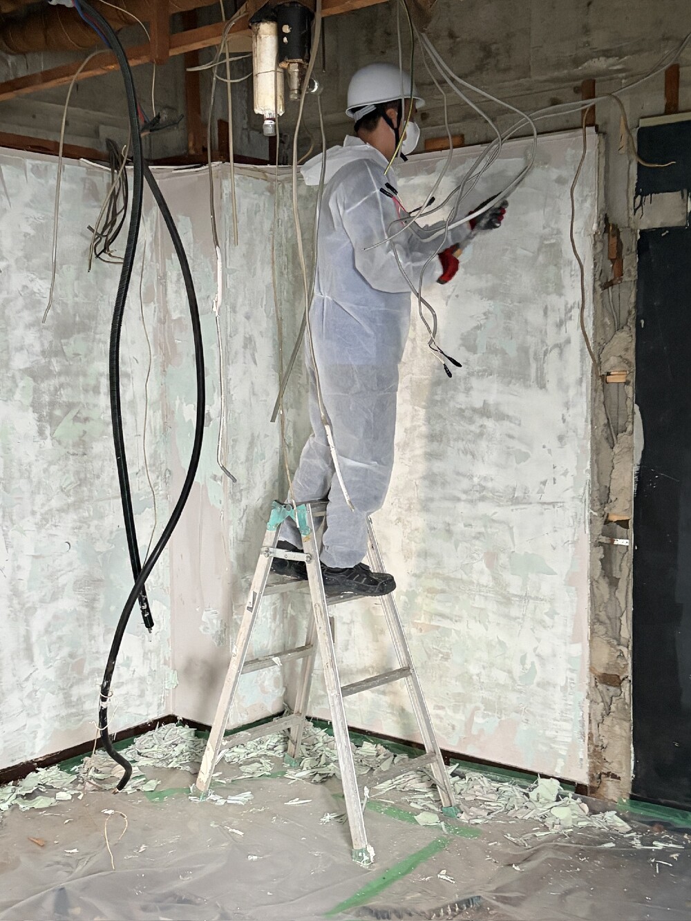 アスベスト混入塗装の剥離作業