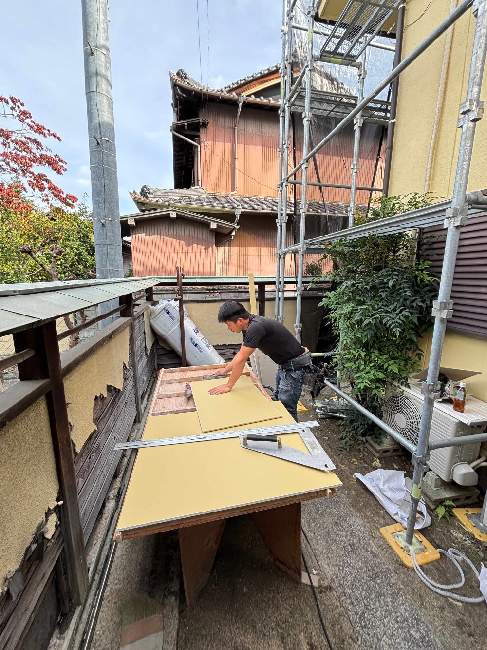 明日のクロス施工に間に合うように山ちゃんは洗面脱衣を仕上げていきます（白井）