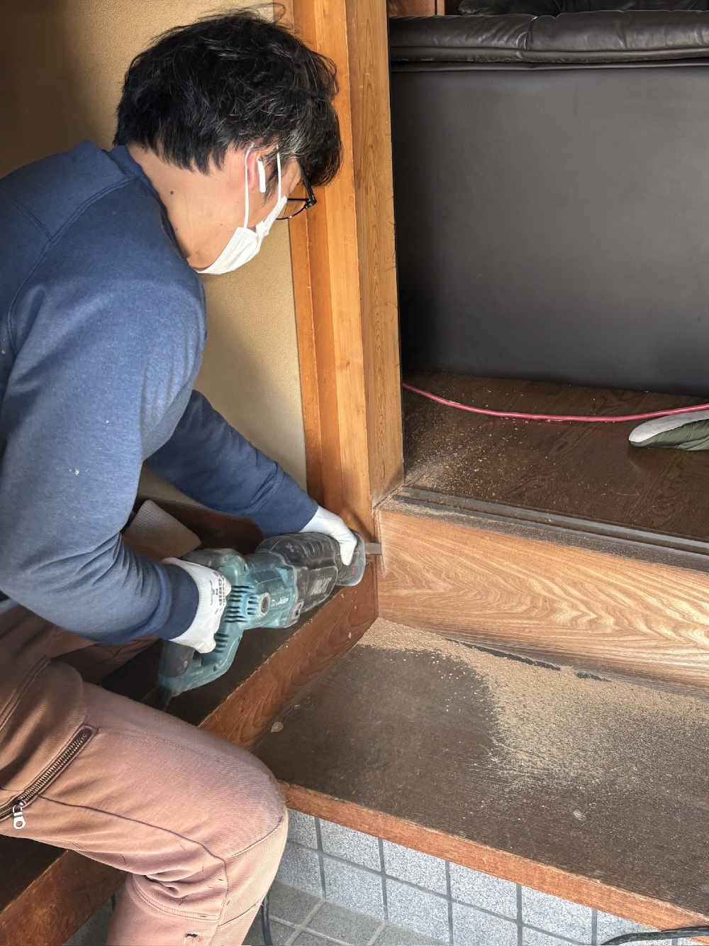 来週解体される古民家で再生可能な材料を取りにきました。 いい無垢材は何度でも生まれ変われます