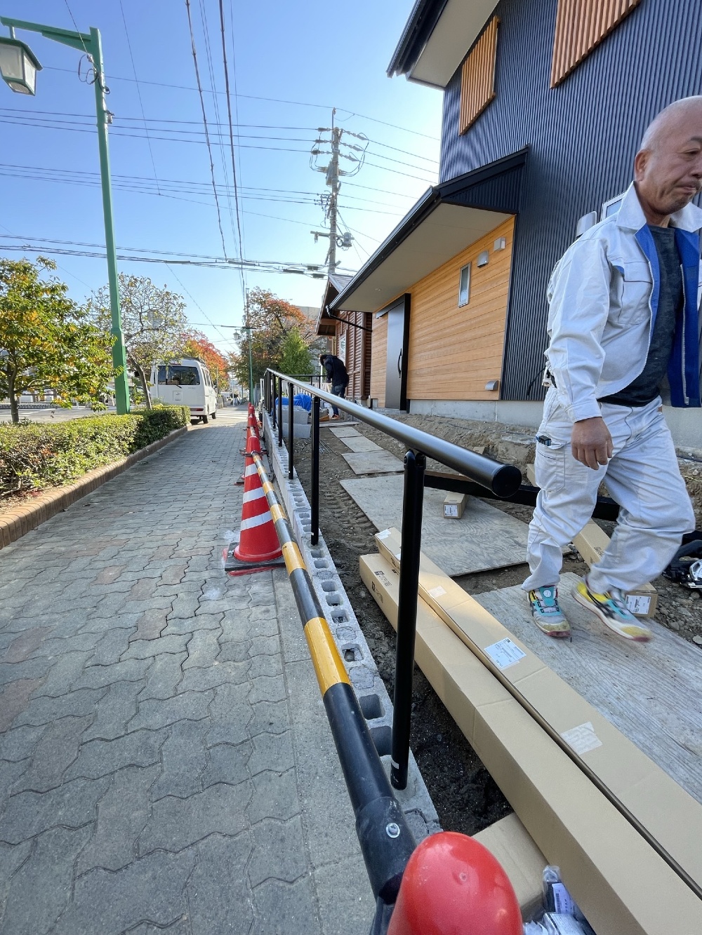 外構工事進行中のA様邸。手すりも付きました（白井）