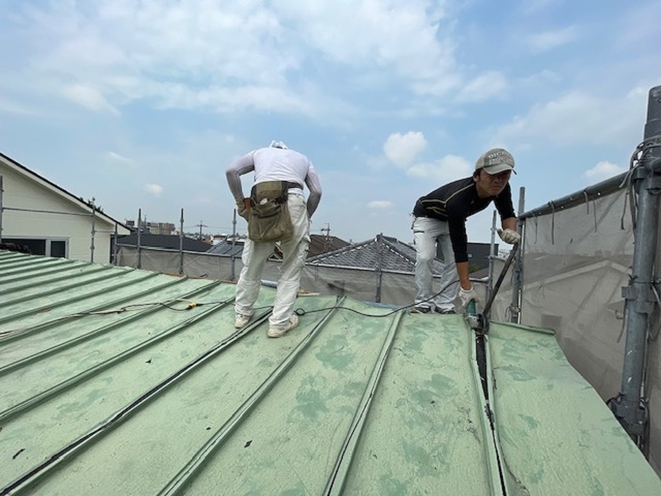 大屋根屋根のトタンめくり