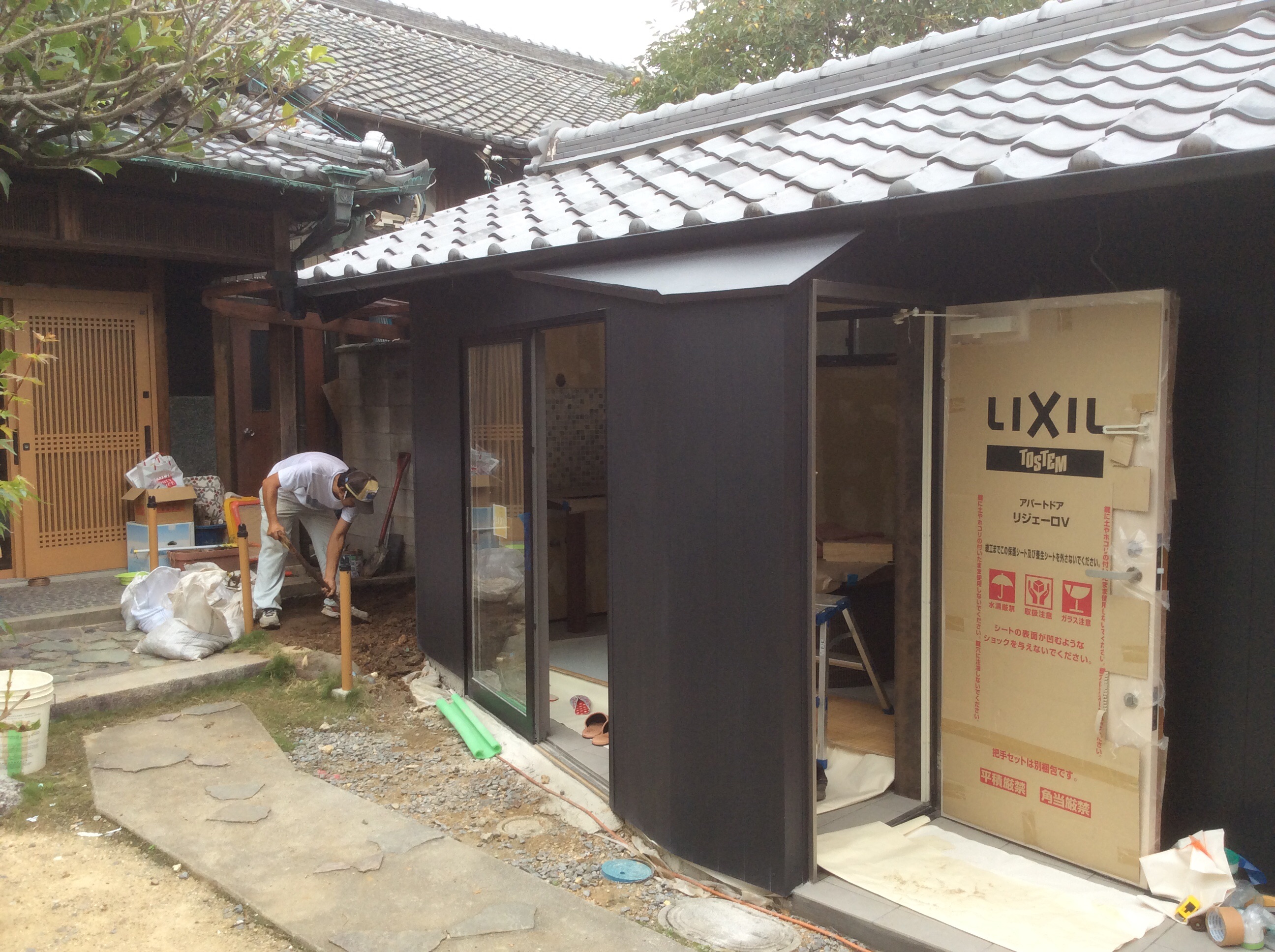 しっかり土掘りをする、白井君！