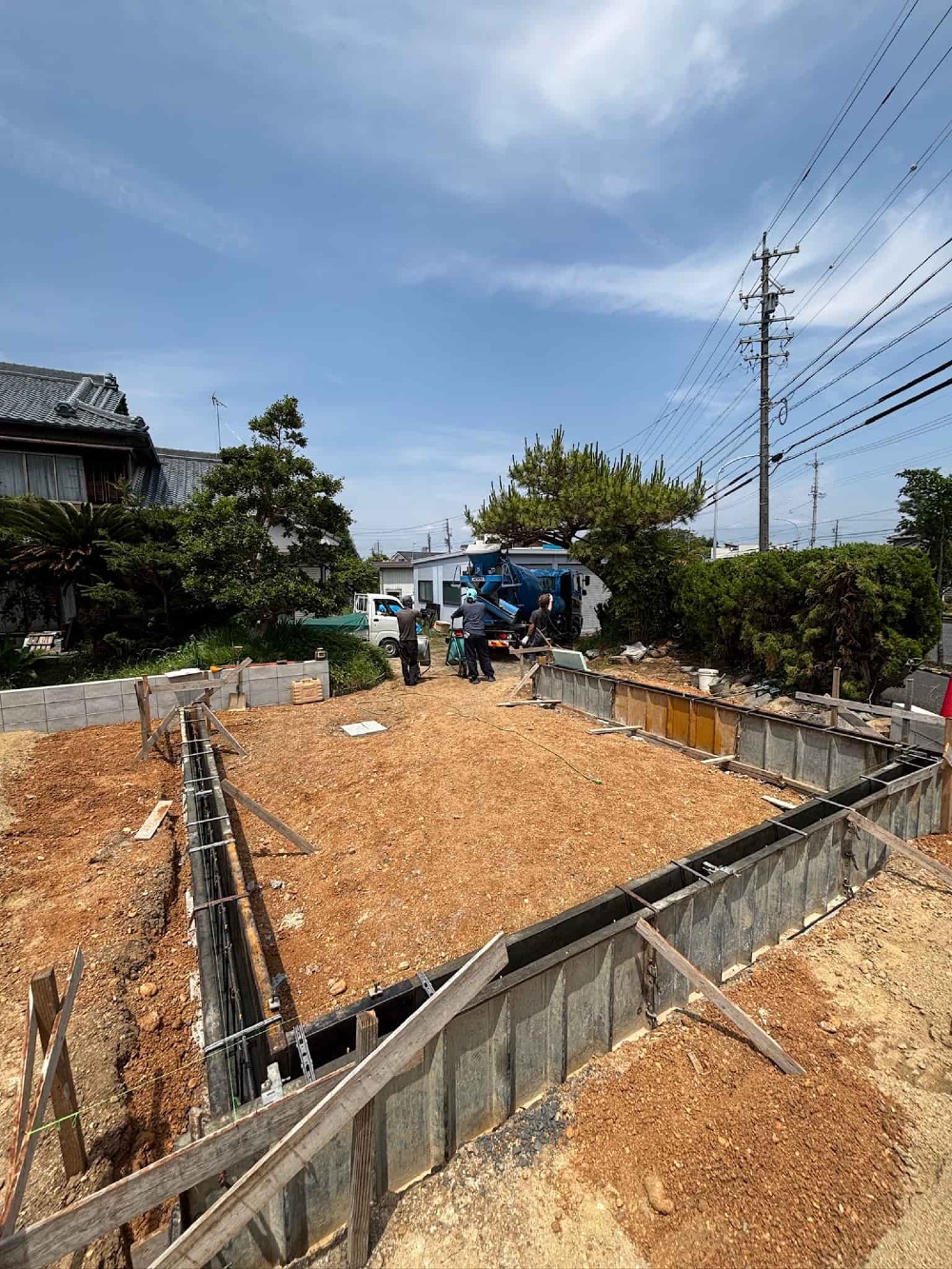 物置の基礎を造っています 今日は生コン打設です