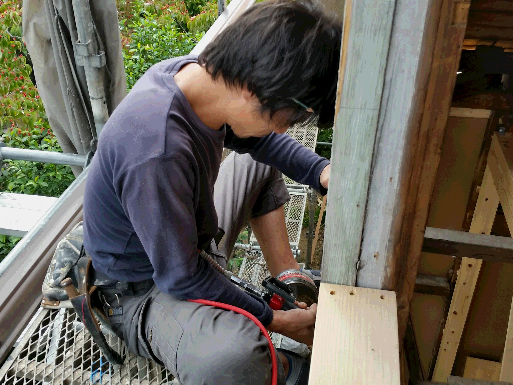 中川です、壁下地を施工する寺西くん。