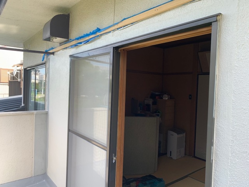 木製雨戸を取り壊し、アルミ雨戸に変更です（E様邸）
