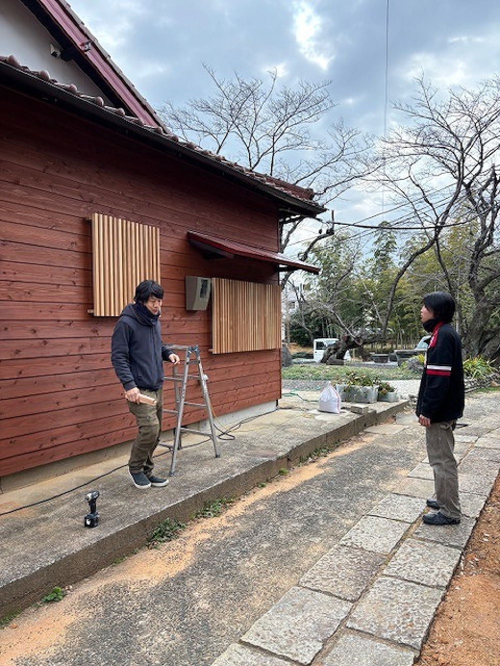 工場で作った 杉の無地材の格子を取付に来ました。 