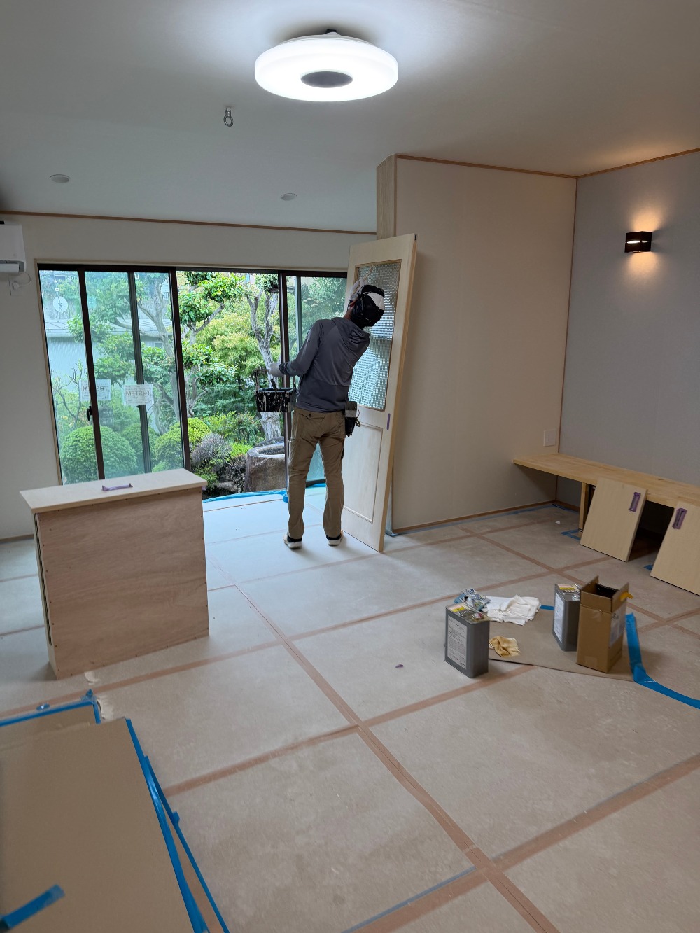 建具に自然塗料「いろは」を塗装しています