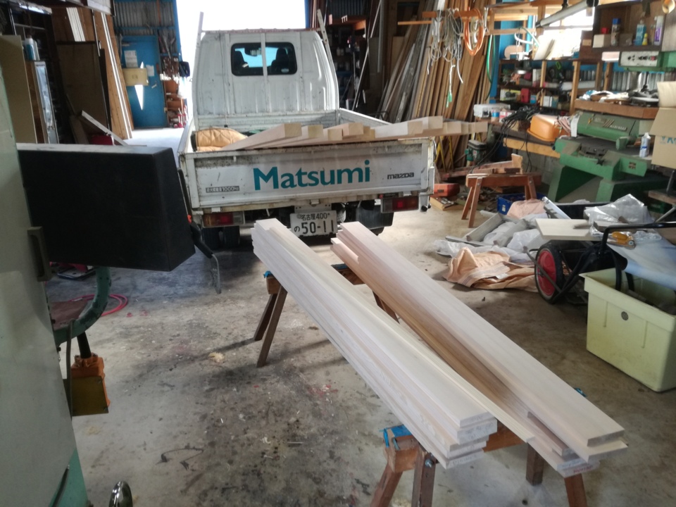 荒木です、工場で枠材を加工しました。
