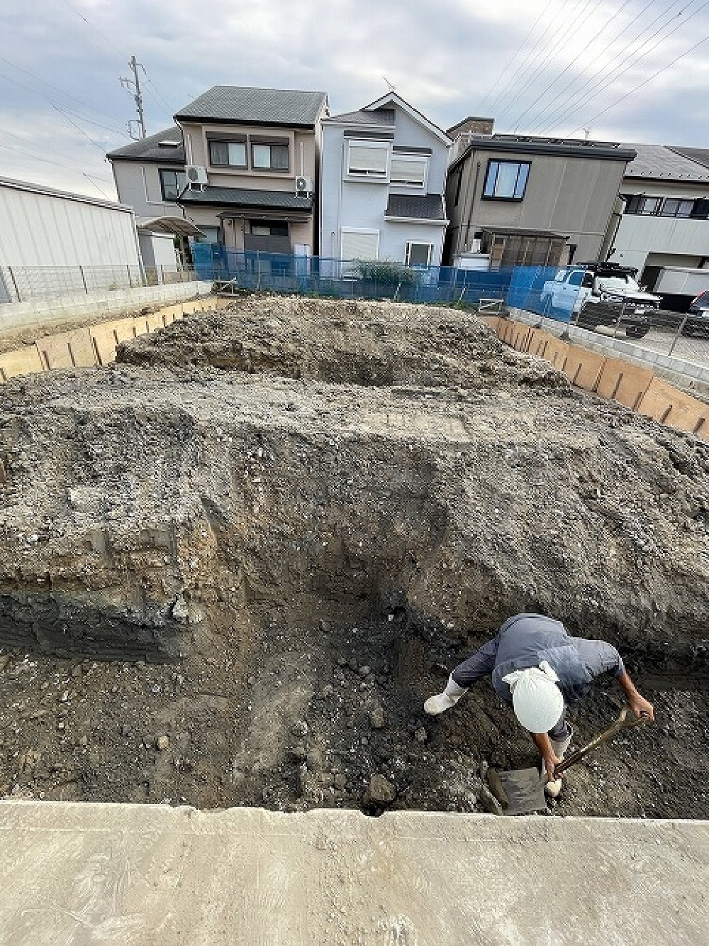 地中にガラが沢山有り、予定より 手間取りましたが、ここまで掘削進みました。  来週には、砕石、捨てコン予定です（白井）