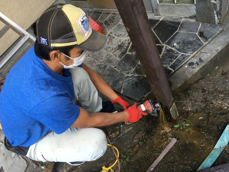 角パイプを利用したトイから、水が吹き出してきました。