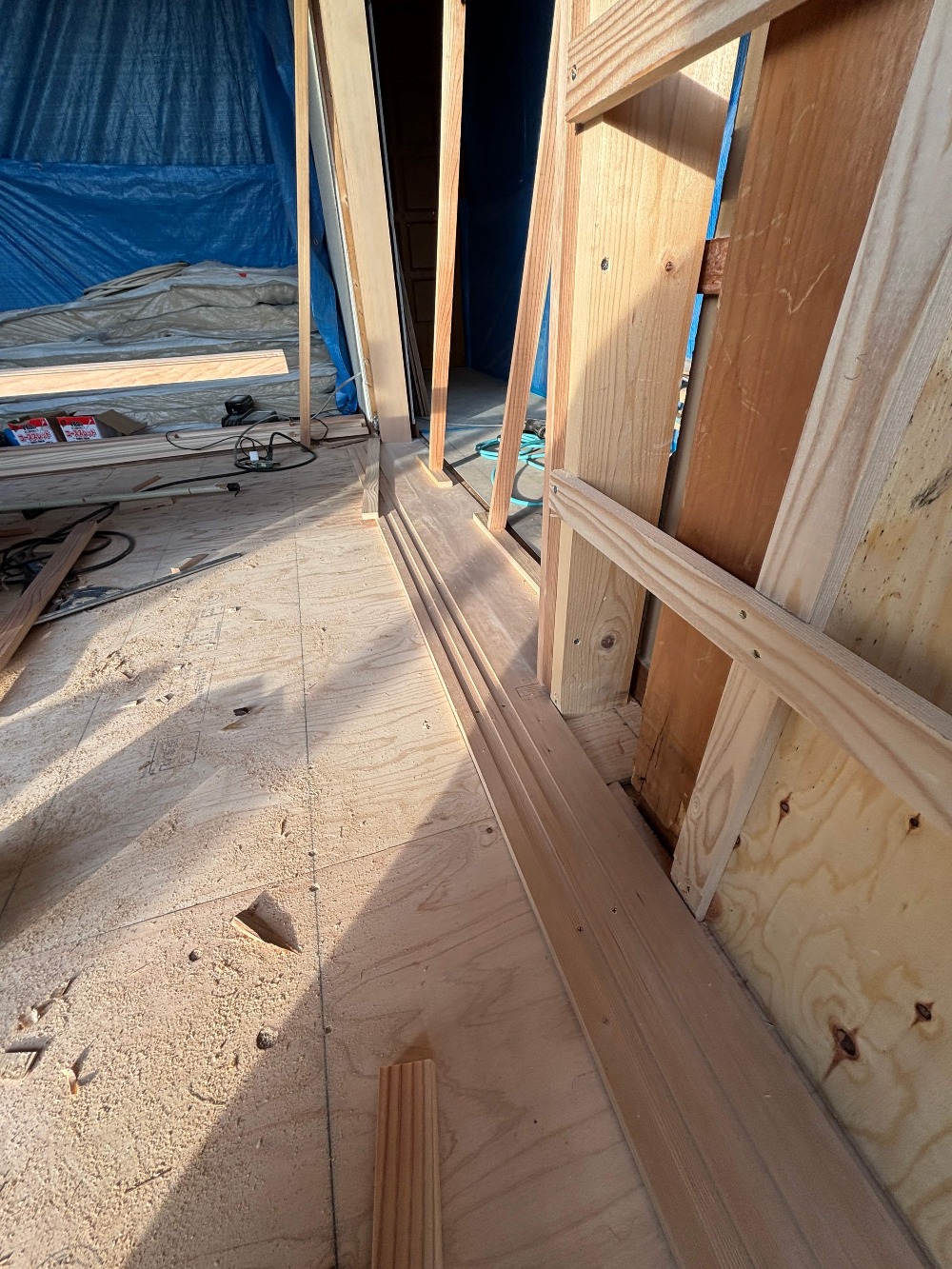 既設部分と取り合う複雑な納まりの枠を、一つひとつ確認しながら納めていく山ちゃん