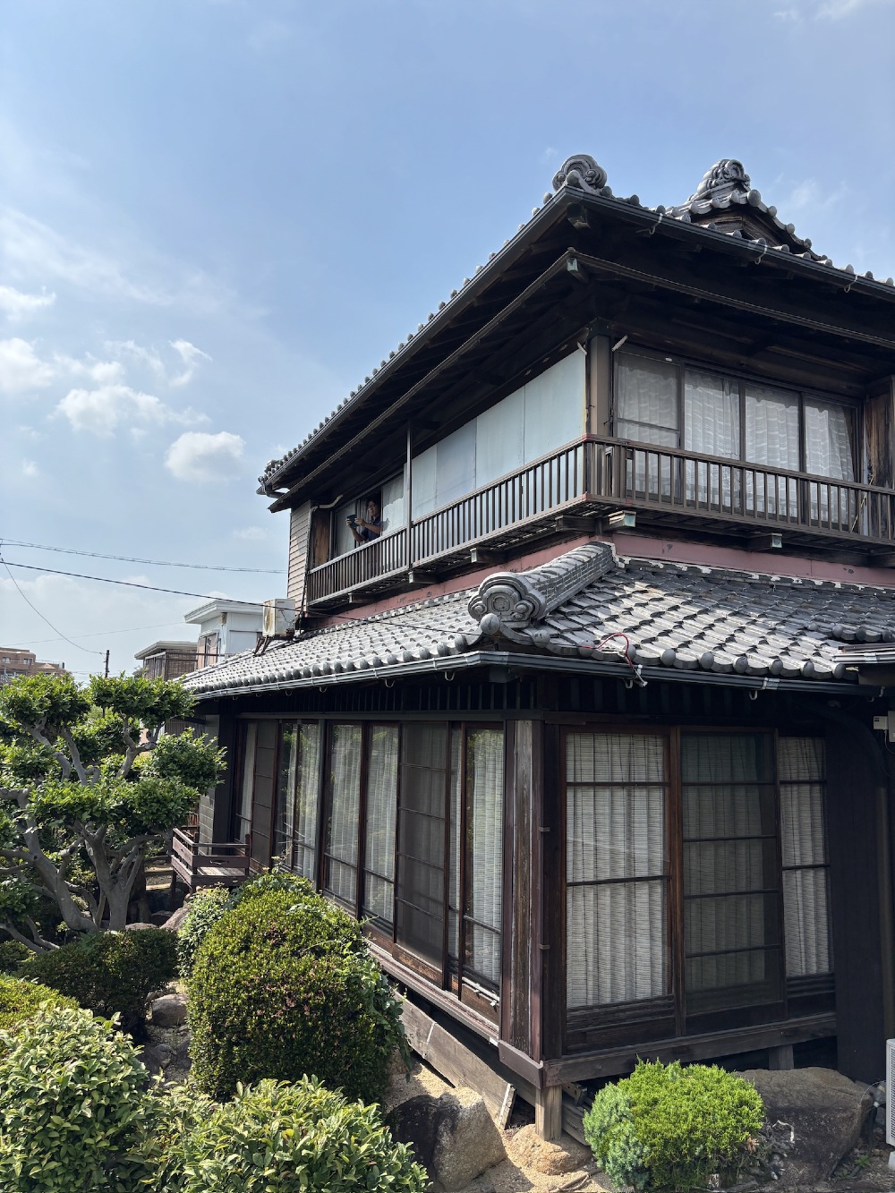 築90年の木造住宅の現場確認中です。長年の風合いや傷み具合を丁寧に見ていきます。
