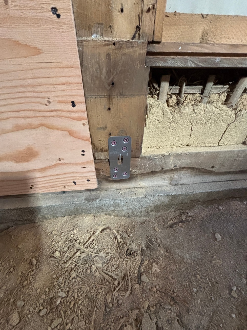 耐震補強金物取り付け