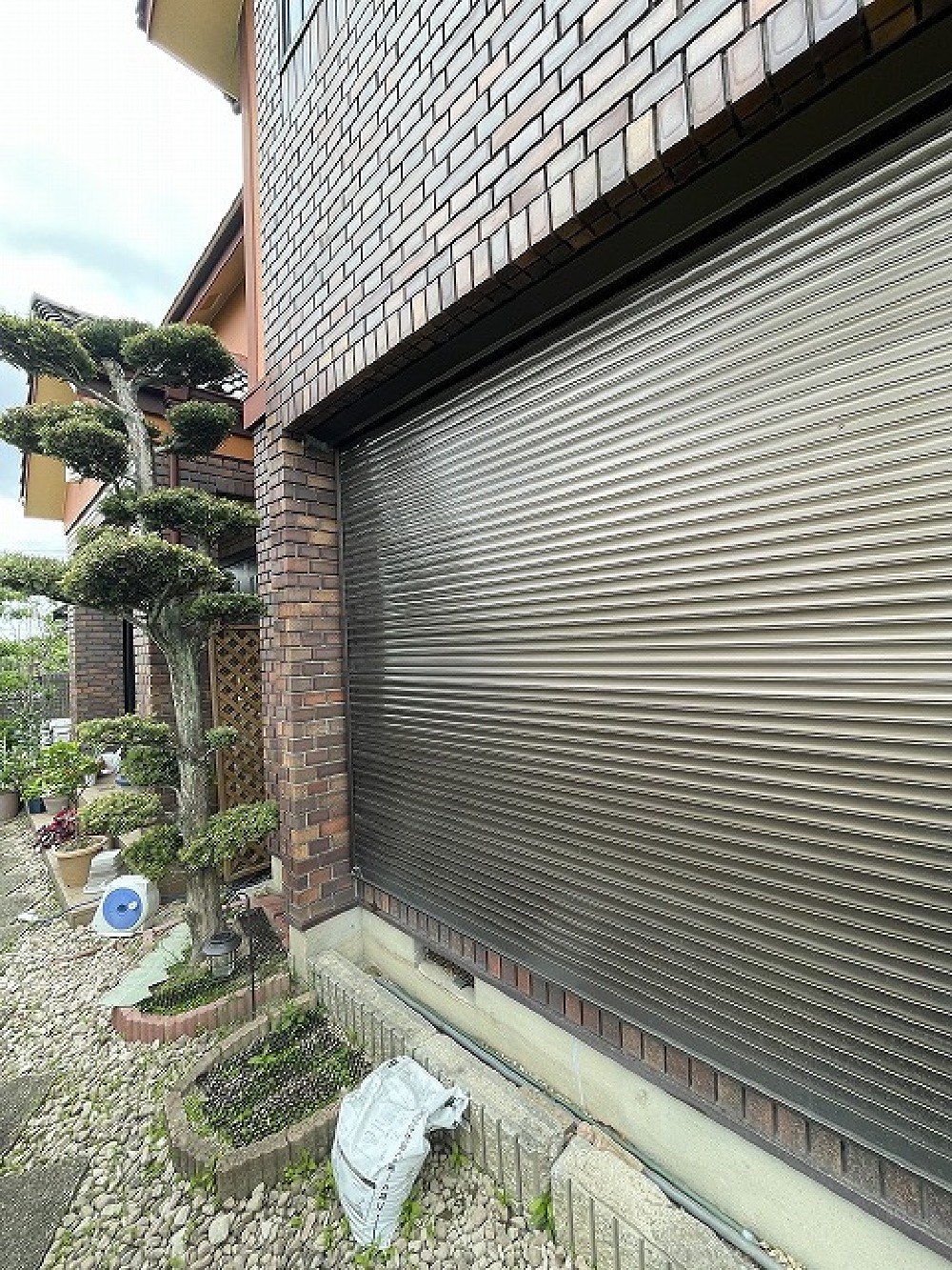 （天白区S様邸・シャッター工事）壊れてしまった埋込電動シャッター。  内部はそのままで、外部のみの工事で綺麗に納まりました（白井）