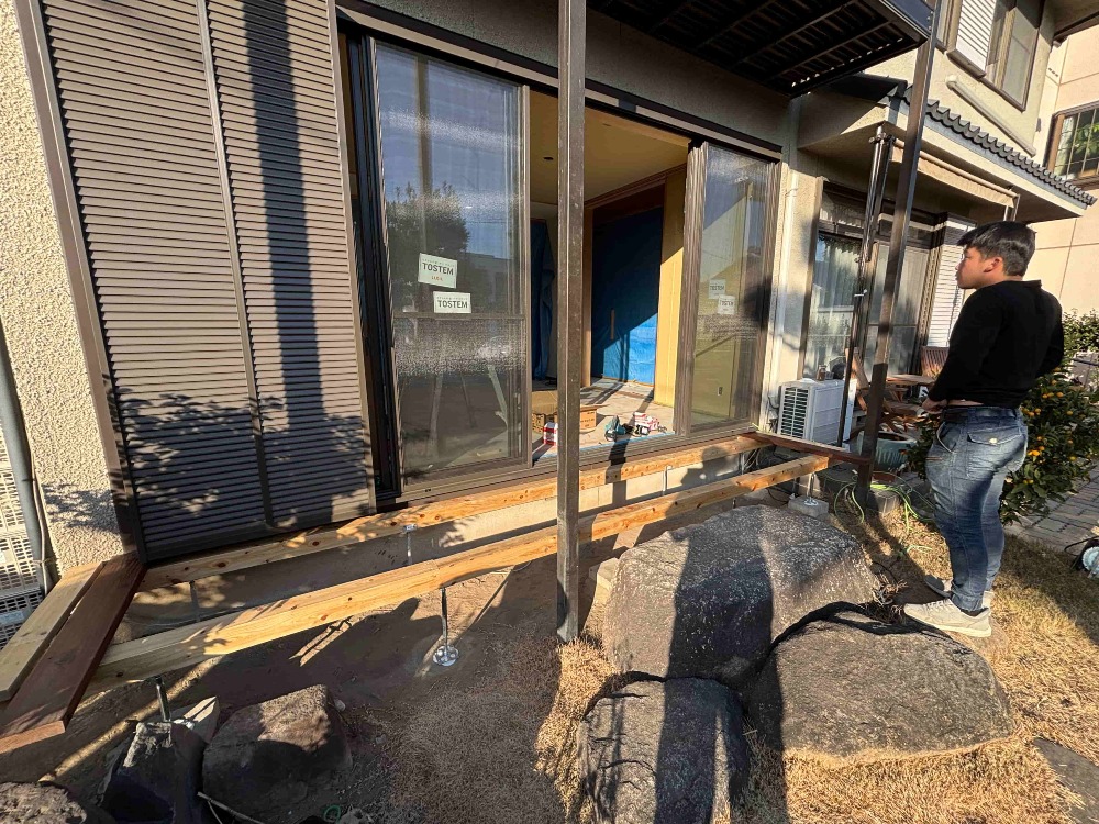 工場でオスモカラー塗装を施したデッキ材を現場へ。 山ちゃんがウッドデッキの組み立てを進めています。