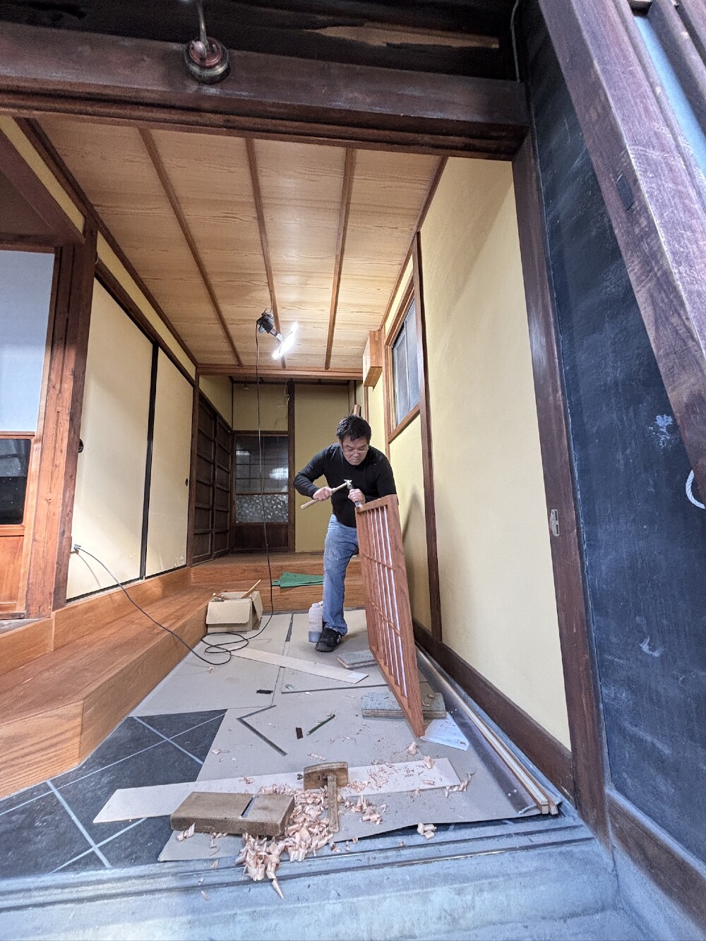いい建具を造ってきてくれました 跳ね上げ式の内障子、細かな切込を進めています