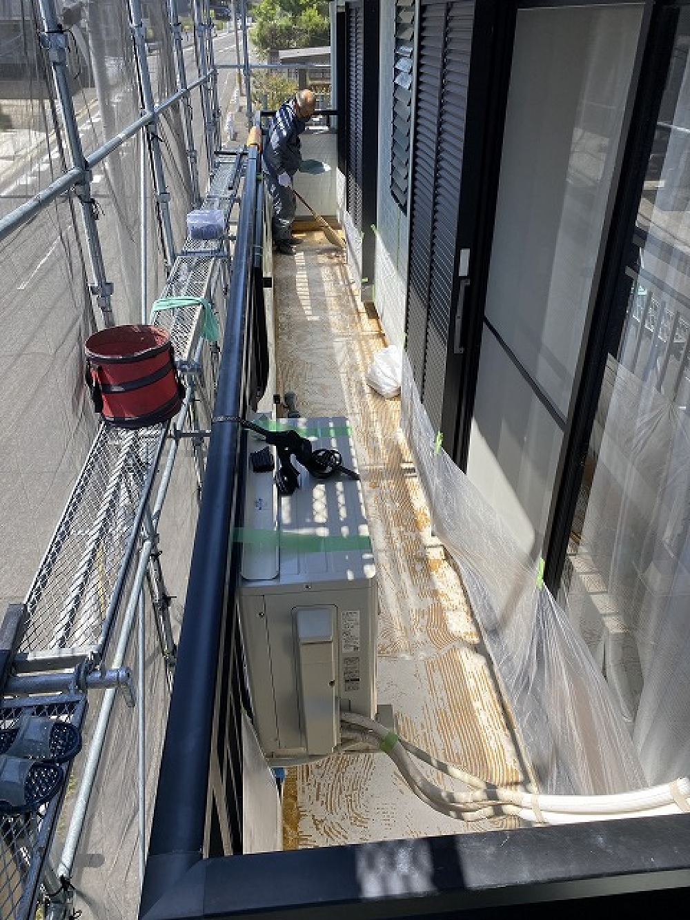 （東郷町O様邸・外装工事）バルコニーの防水工事に取り掛かっています。 既設の塩ビシートを捲り、きれいに掃除をしています