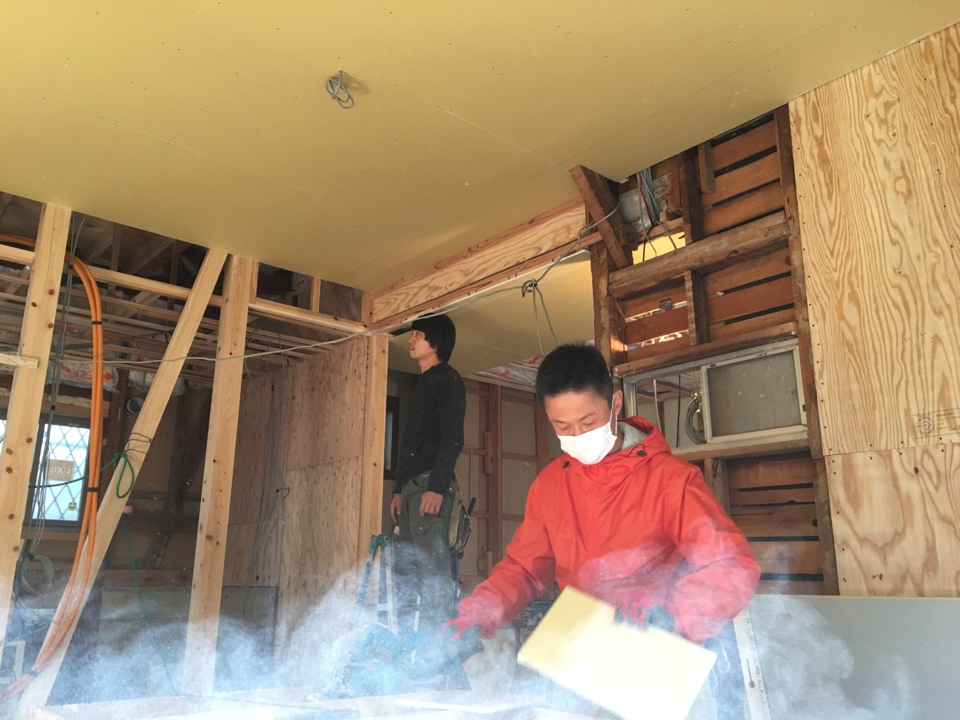 一階の天井を貼り進めています。