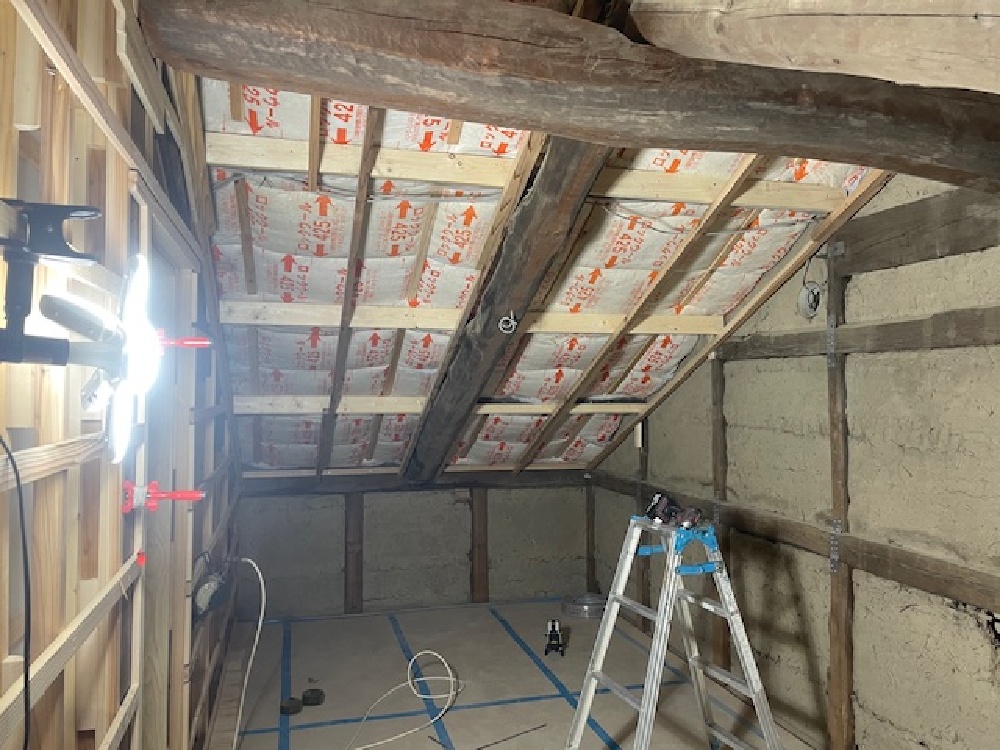 天井下地施工中