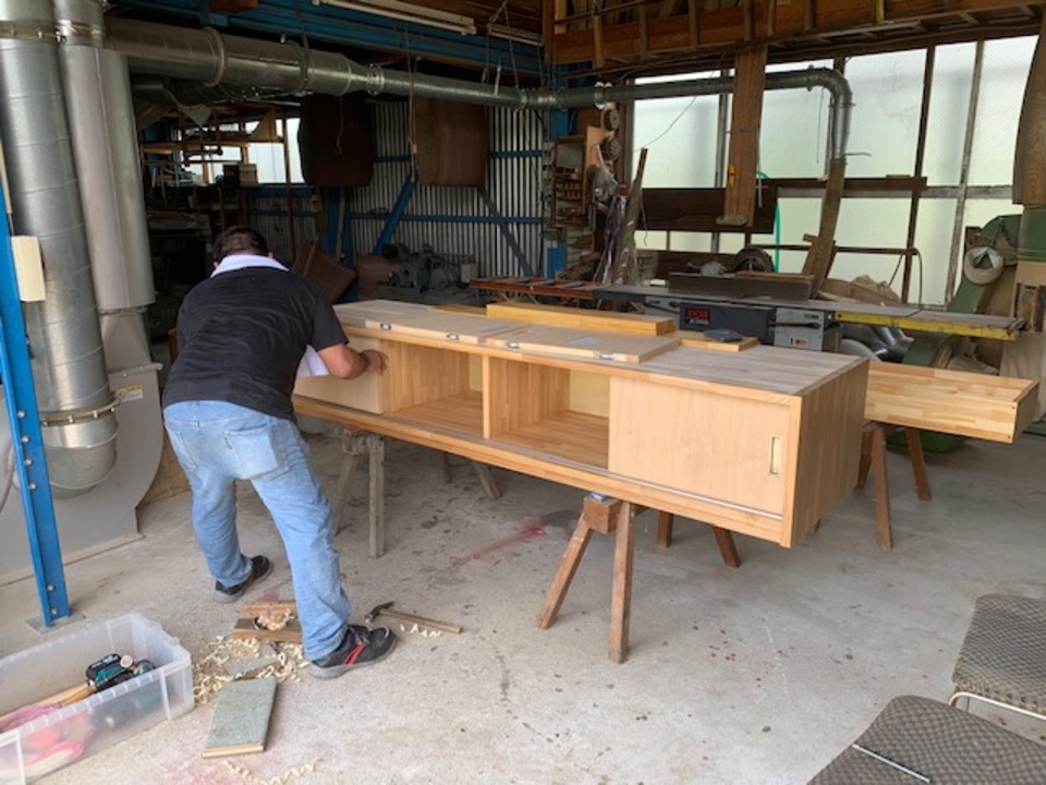 松美工場で、収納部の建具を切り込む長瀬さん（B様邸・オーダー家具）