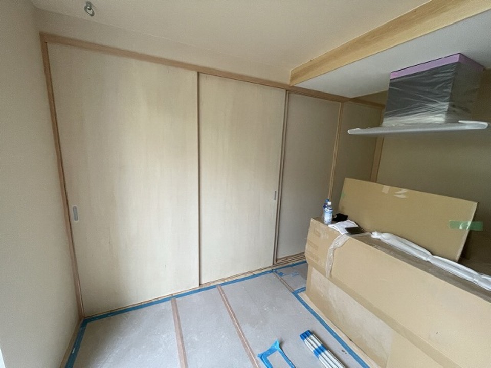 建具工事です。建具が大きいので二人で搬入です。 バッチリ納まりました（白井）