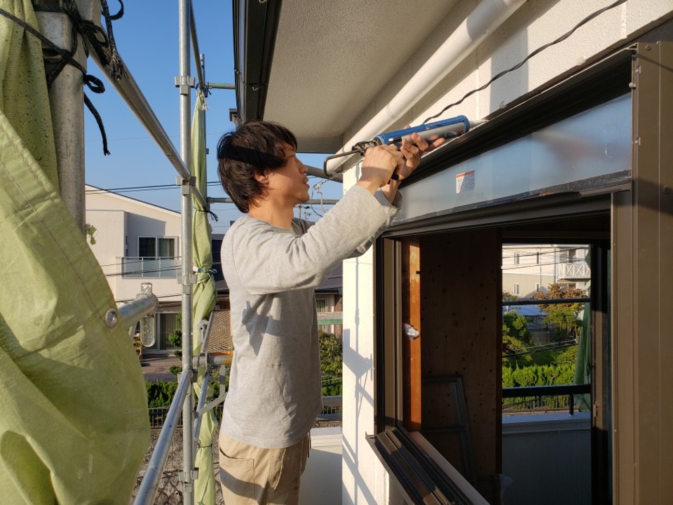 コーキングを打つ寺西親方。