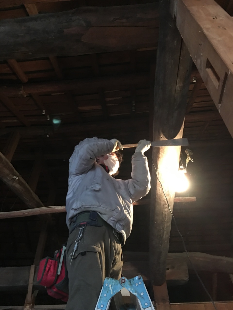 柱を建てる為に、丸太梁のや加工をする荒ちゃん！