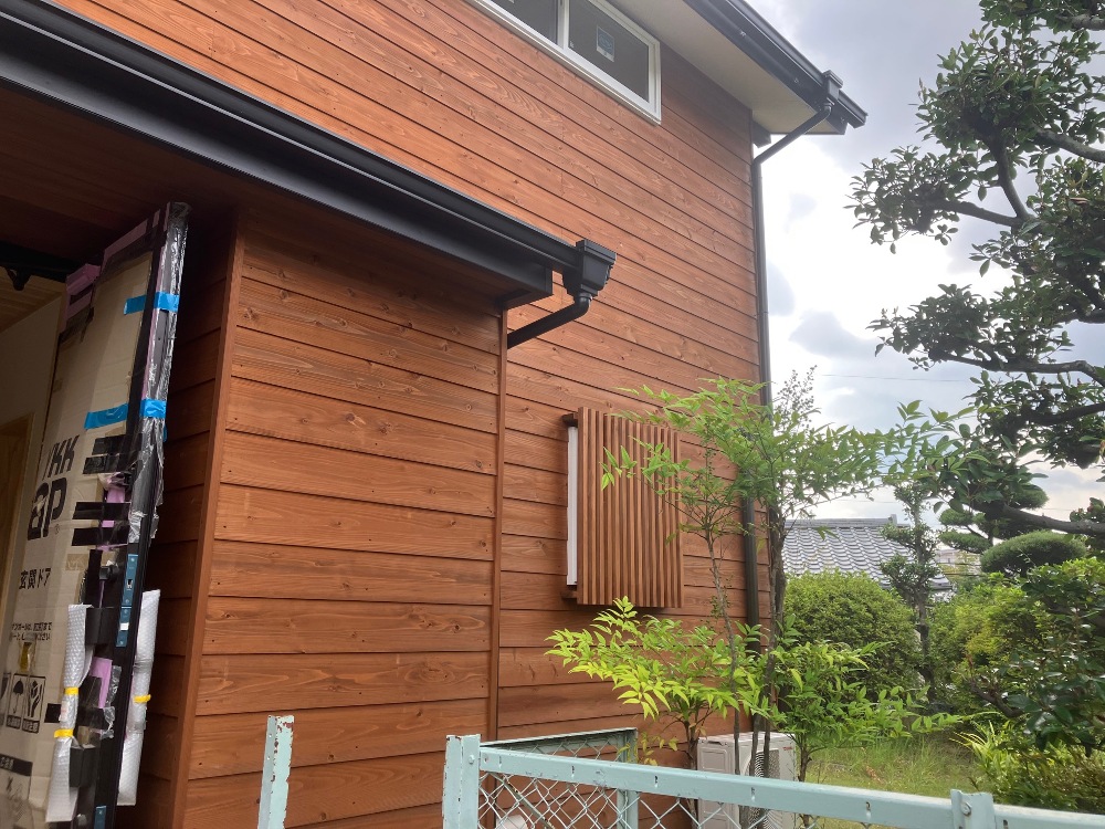 松美の工場で作った木格子を取り付けました 杉材に柿渋塗装を施しています（山本）