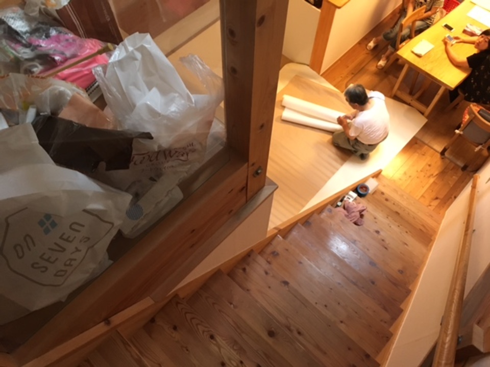 寺西です、和紙貼施工中の奥原さんです！