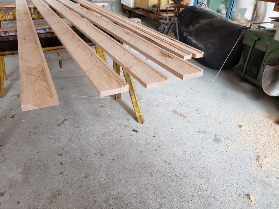 工場で見切材を作成しています（M様邸）