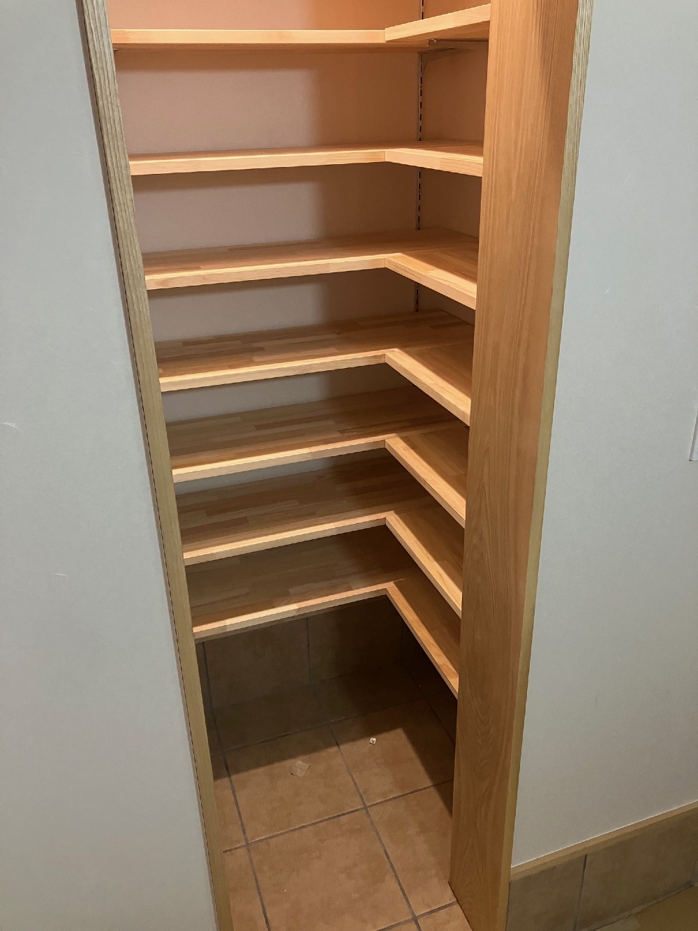 工場で可動棚の製作を終えクローゼットへの取り付け作業に来ています。（山本）
