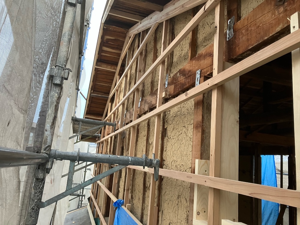外部の建て起こしを直しながら進めています