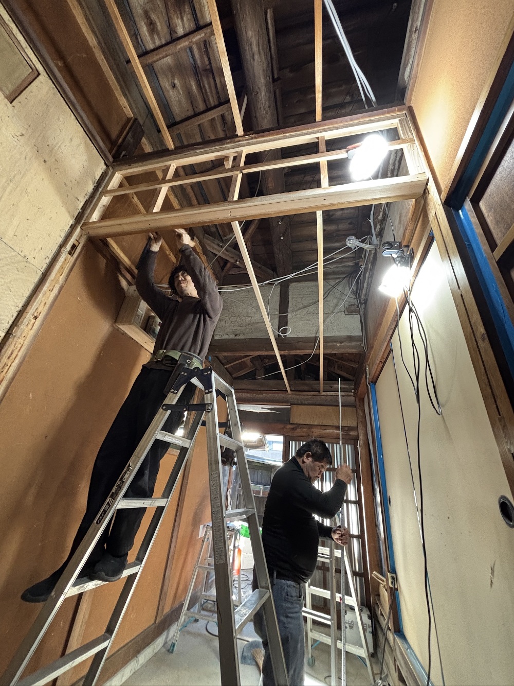 竿縁天井の竿縁を交換しています