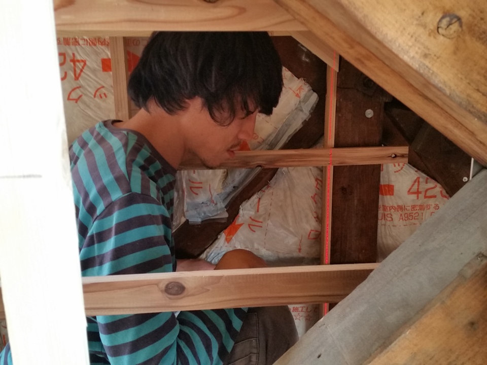 中川です、狭い中で壁のラインを出す寺西くん。