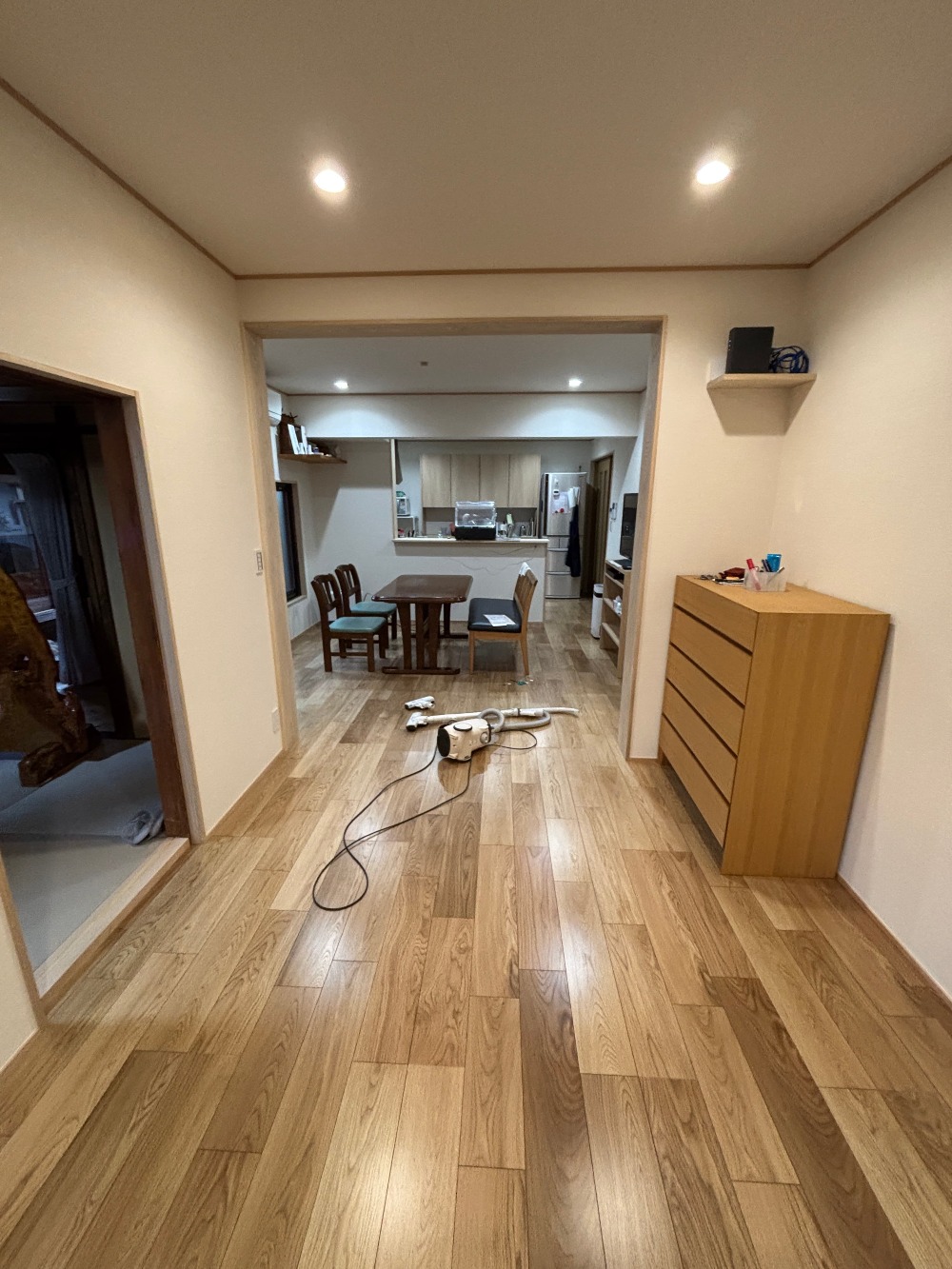 クリーニングも無事に終わり、室内はすっかり整いました。 引っ越し作業も行い、家具や荷物が入ることで、住まいとしての表情が見え始めています。