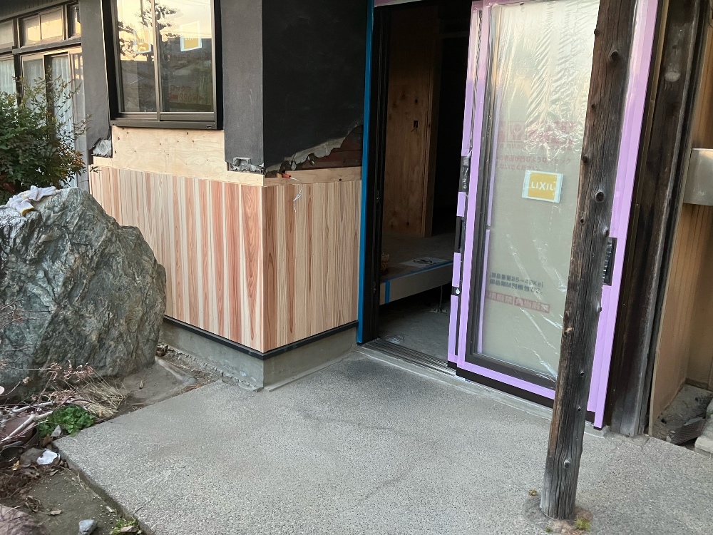玄関前に杉の羽目板を施工しました（山本）