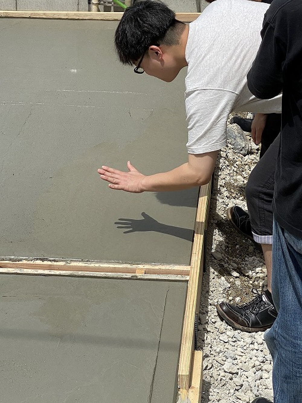 お施主様のご要望で、駐車場に新築記念のご家族の手形を押しました。パパとママとと5か月の〇〇ちゃんの小さな手形。じいじは抱っこでサポートしてくださいました。